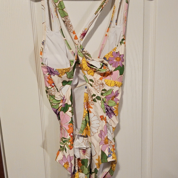 1 NWOT Cupshe multicolor floral 1Piece Swimsuit with Plunging V-neckline size lg - Picture 7 of 8